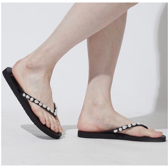 Tory Burch Pearl Thin Flip Flops Size 8. Worn maybe once or twice. - Picture 8 of 8